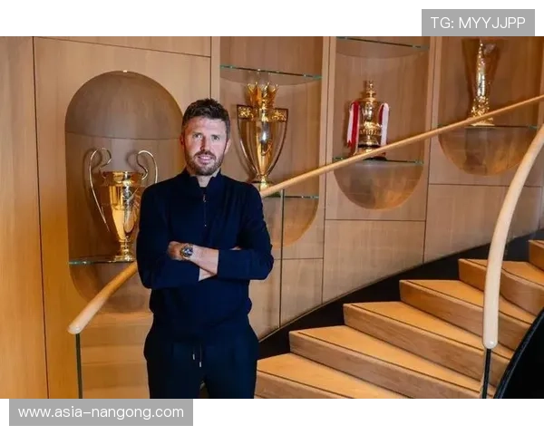 曼联球迷客场高歌卡里克,声援新帅振士气 曼联球迷客场高歌卡里克,声援新帅振士气